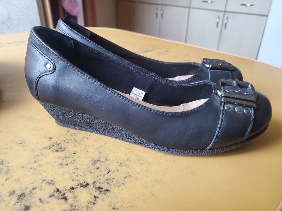 Продам жіноче взуття