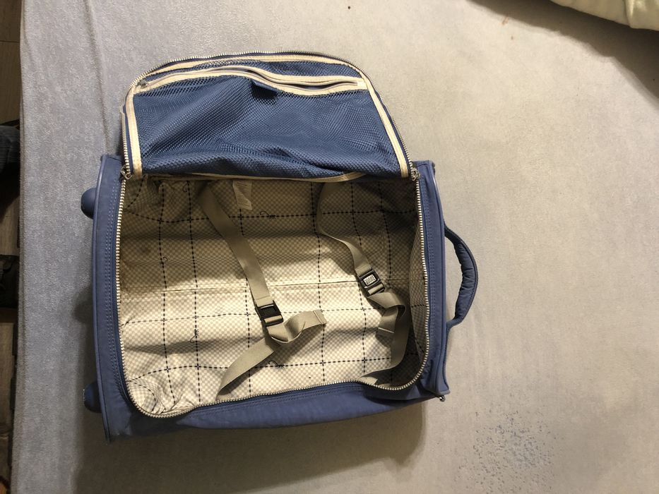 Продам не большую дорожную сумку на колесах