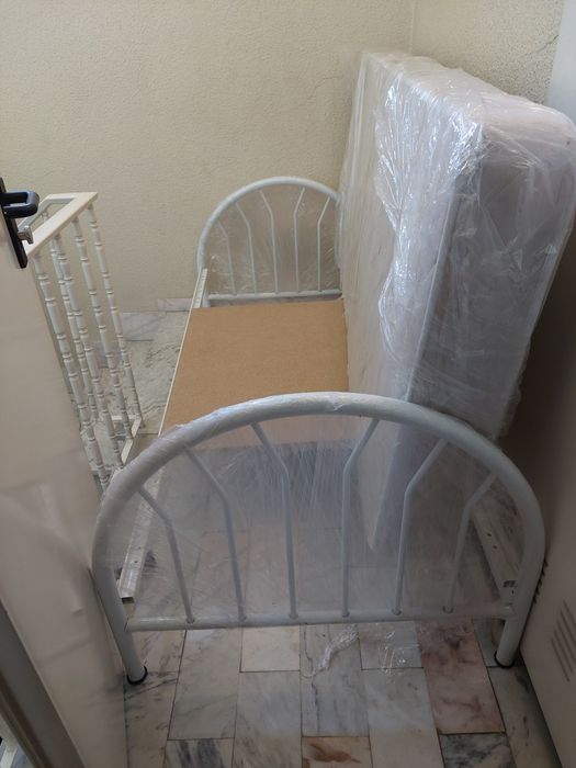 Cama de solteiro(a), em bom estado, ferro branca + colchão