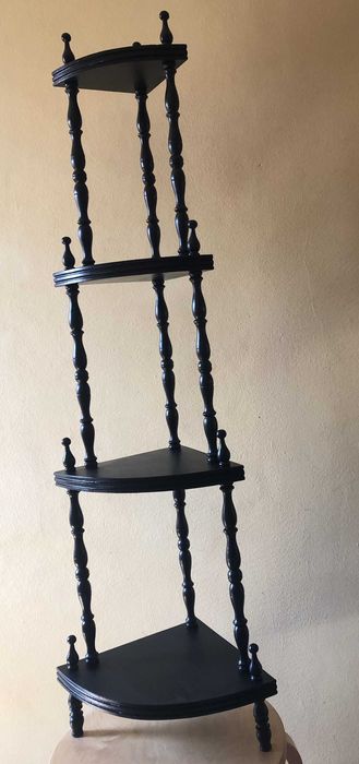 Estante de canto em madeira de mogno pintada de preto acetinado
