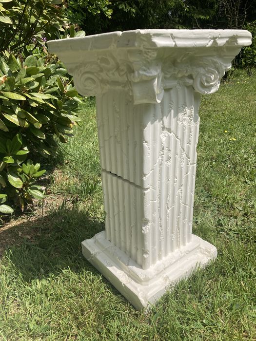 Stolik z kolumn greckich