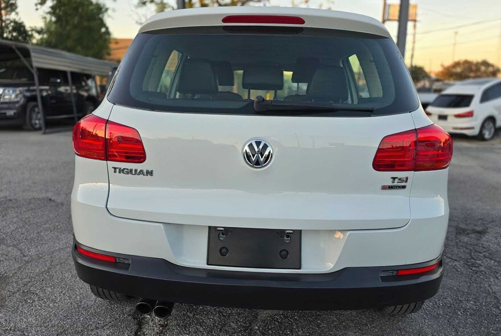 Volkswagen Tiguan S      2016