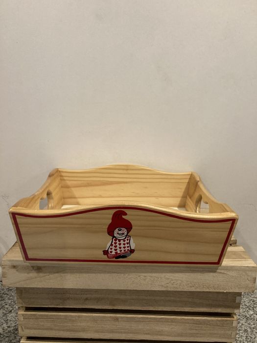 Drewniana tacka ze skrzatem