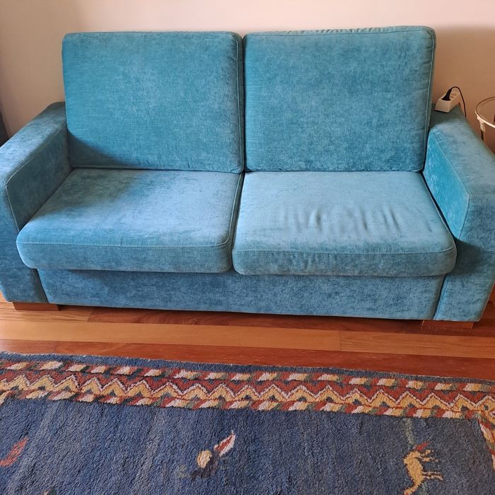 Sofá cama  de casal cor azul com pouca utilização  em muito bom estado