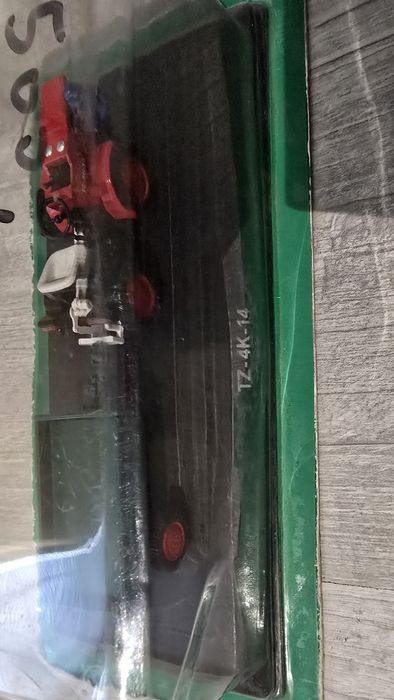 Traktor ogrodnicz TZ 4 K 14 z przyczepką w skali 1:43