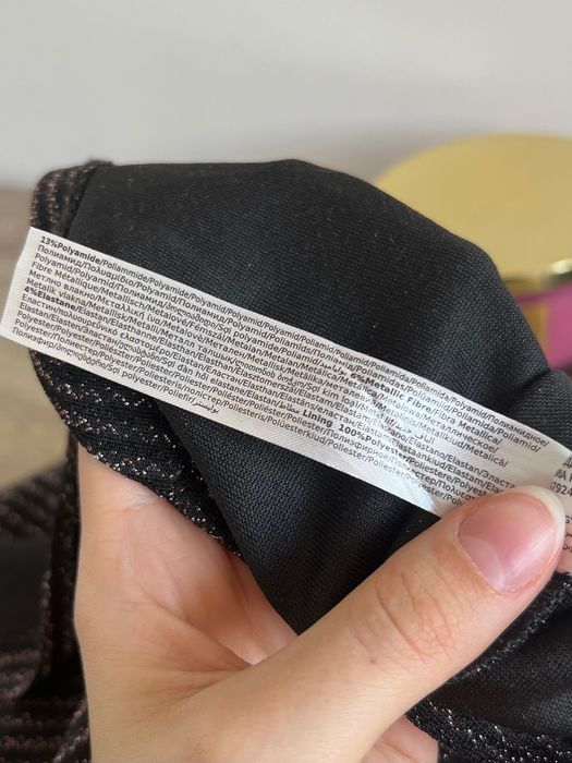 Czarny brokatowy kombinezon z odkrytymi plecami i kopertowym dekoltem