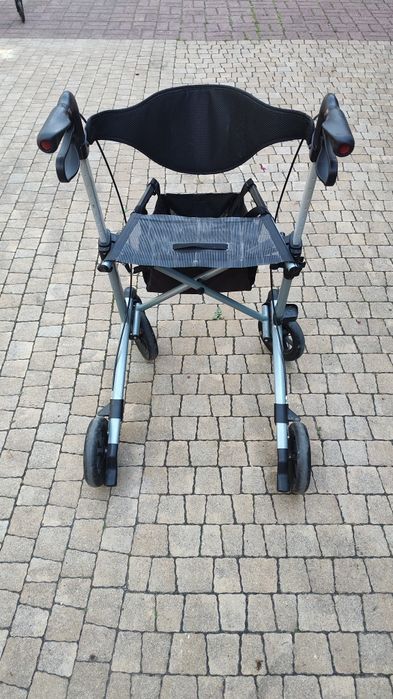 Chodzik, balkonik, rollator.