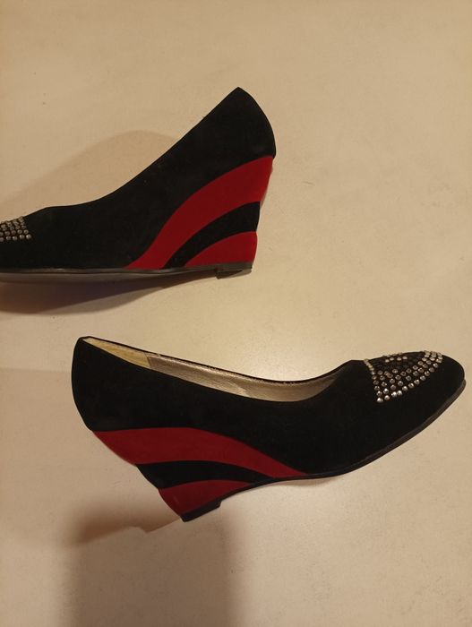 Sapatos em camurça em preto e vermelho,, de marca FAFALA, tamanho 38,usados duas vezes,como novosver