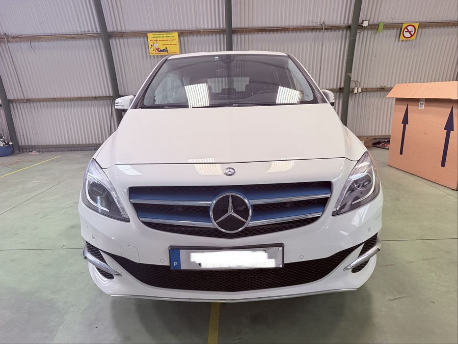Mercedes B250E elétrico 2016 com as portas incluídas