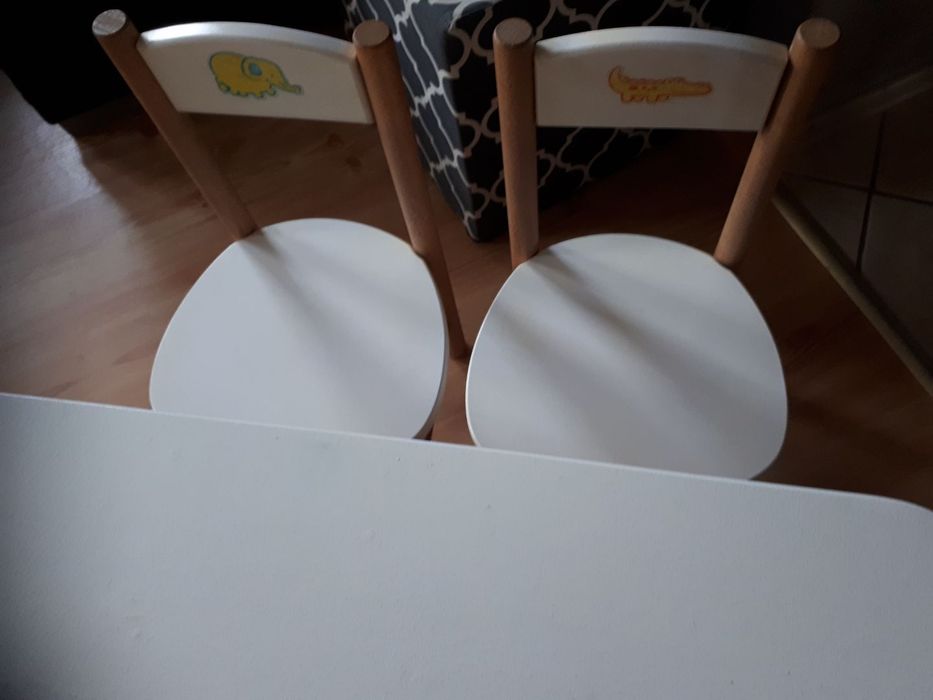 Stolik plus dwa krzesła