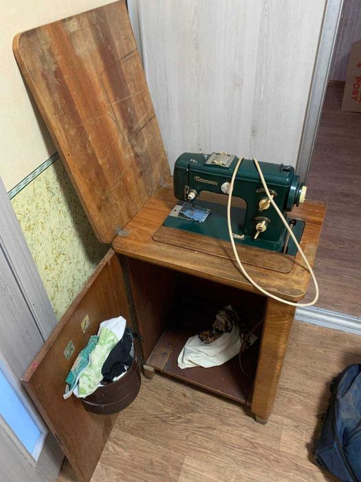 Продам швейную машинку