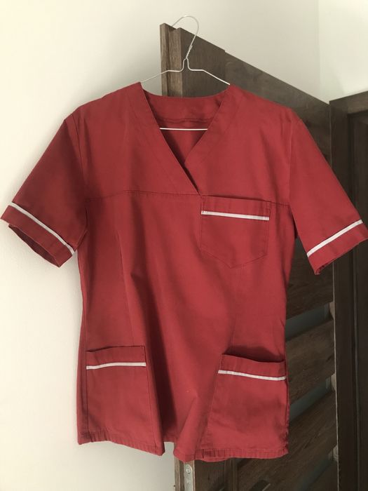 Czerwony scrubs. Fartuch medyczny rozmiar M