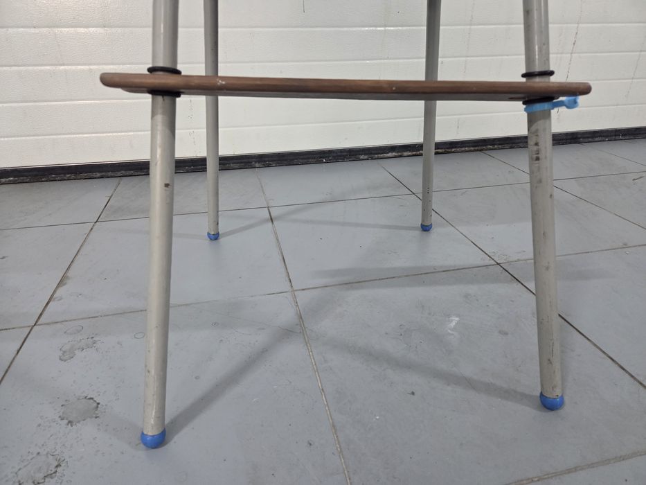 Cadeira IKEA com suporte para pés