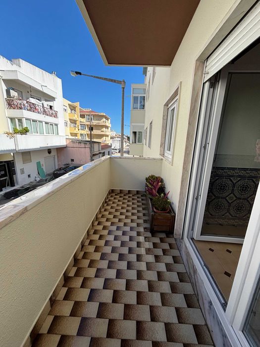 Apartamento T2 espaçoso com varanda em Santo António, Costa da Caparica