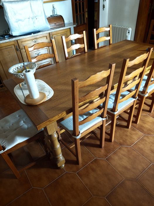 Mesa de cozinha com cadeiras