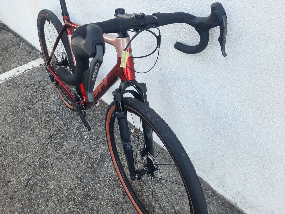 Bicicleta de exposicao de gravel de carbono