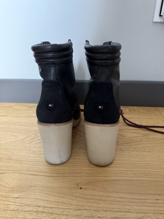 Skorzane sznurowane botki na obcasie Tommy Hilfiger