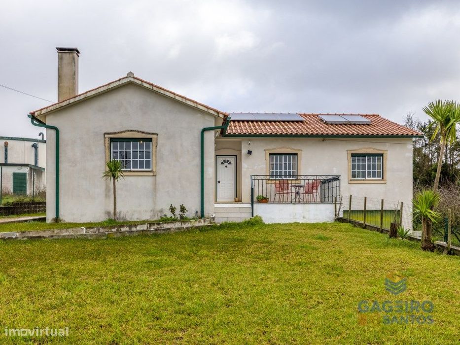 Moradia individual com jardim e amplo terreno, entre a cidade de Al...