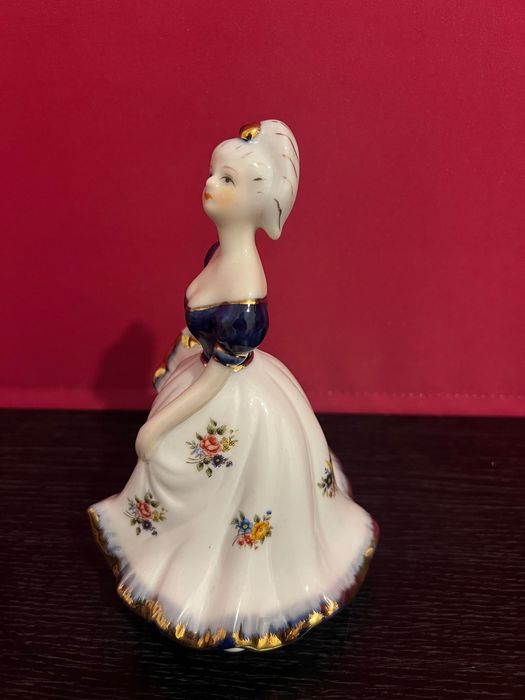 Статуетка дама….