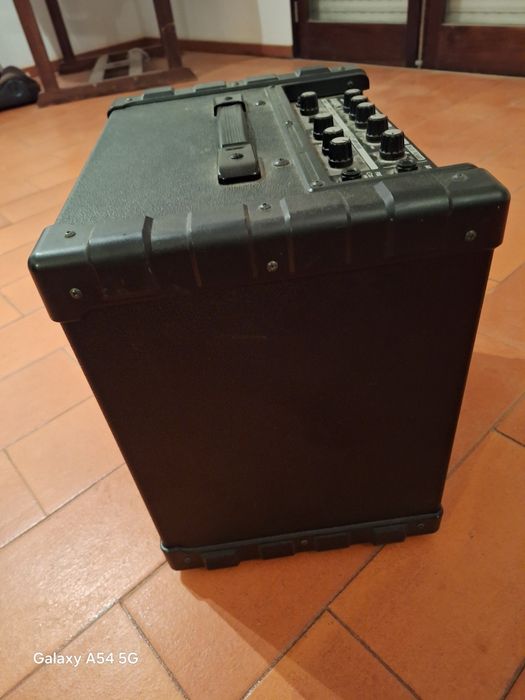Amplificador Roland 30 cube bass