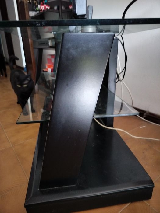 Móvel para TV com prateleiras de vidro e rodas