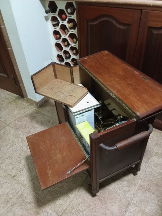 Móvel bar muito antigo com mais  de 70 anos