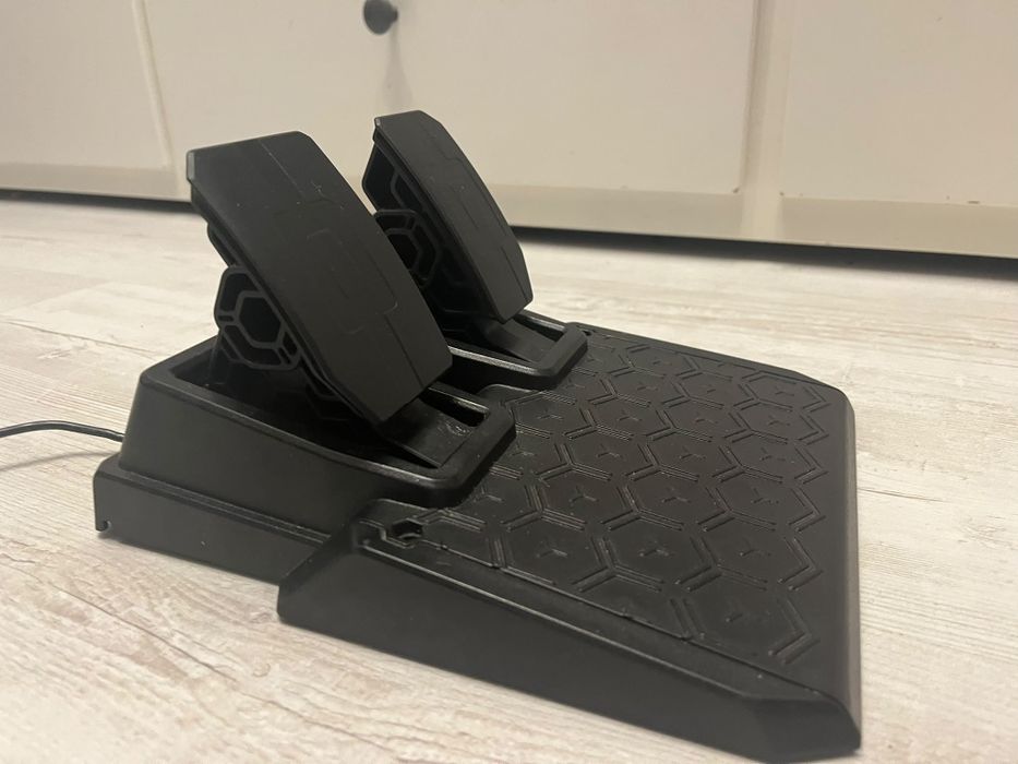 Thrustmaster T128 z oryginalnymi pedałami