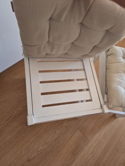 Cadeiras brancas com almofada (madeira)