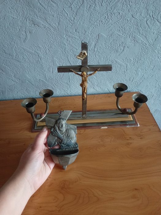 Stary krucyfiks ze swiecznikami + kropielnica retro
