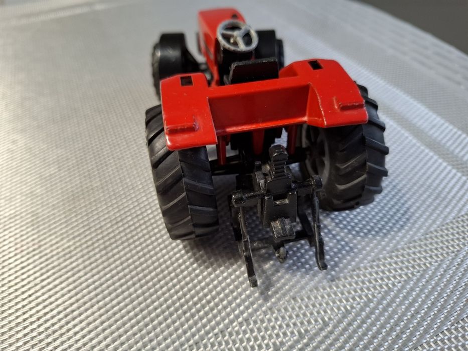 Model Traktor skala 1:39