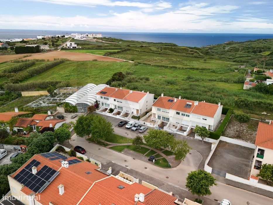 Moradia T3 com vista mar, jardim, garagem e excelentes áreas na Lourin