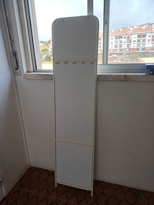 Espelho de pé com cabide IKEA KNAPPER; branco