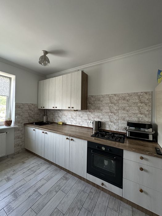 Продаж квартири 130.4 м.кв., вул. Івасюка / Винники