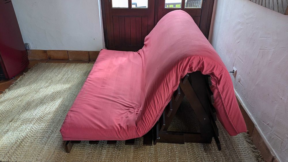 GRATIS Sofá cama baixo em madeira