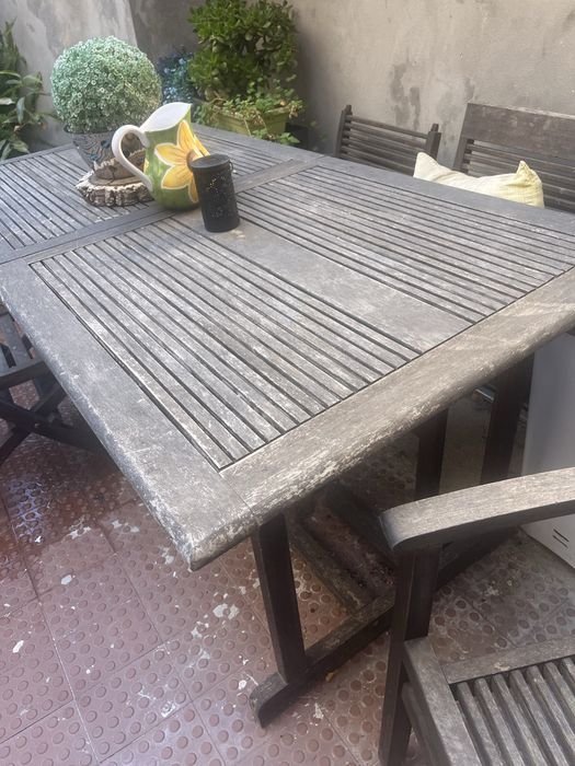 Mesa de madeira de jardim