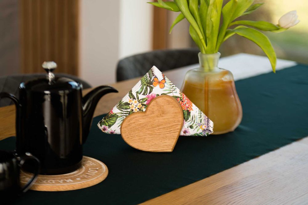 Serwetnik w kształcie serca z drewna dębowego