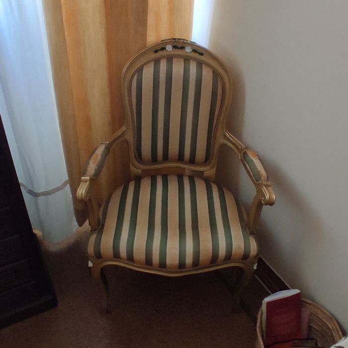 Cadeirão, madeira de castanho, pintado em dourado