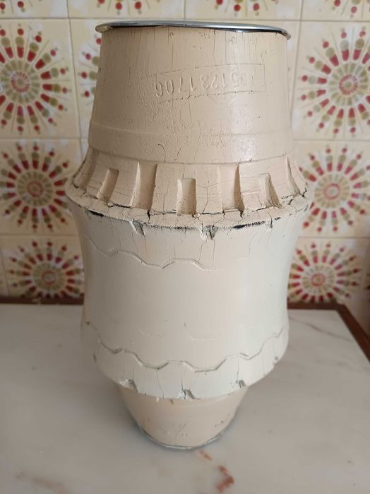 Jarra em pneu da loja área