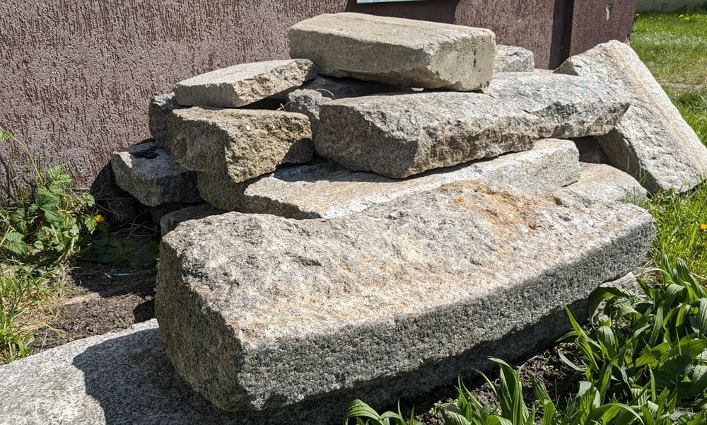 Krawężniki, obrzeża drogowe.