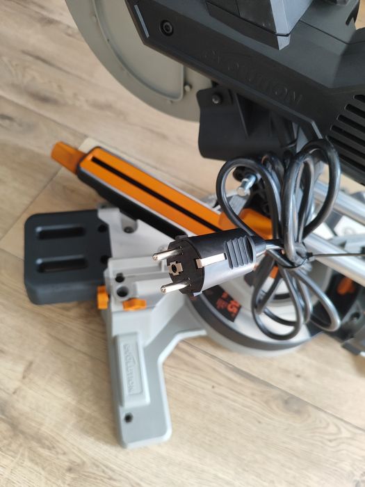 Piła ukosowa z posuwem Evolution 2000w, tarcza 255mm. 06/2025 rok
Piła
