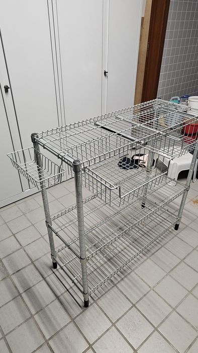 Estante metálica com gavetas