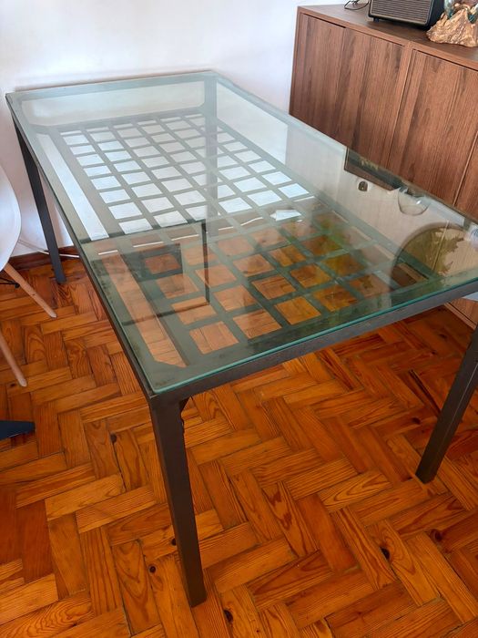 Mesa de quatro lugares