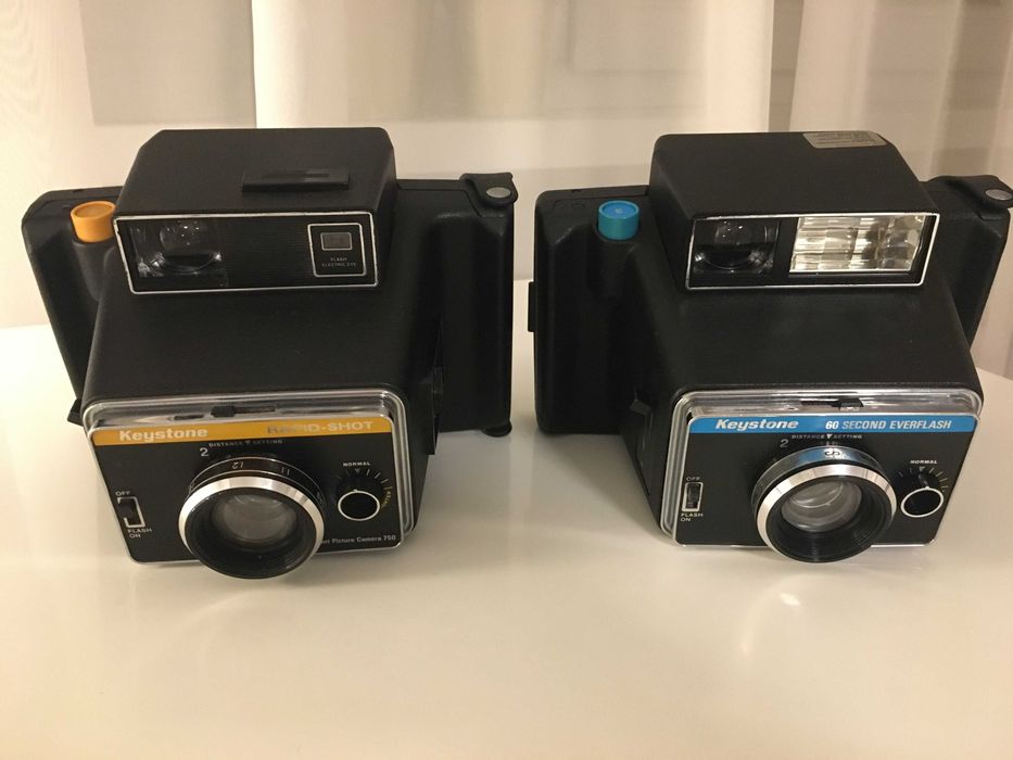 Dwa polaroidy marki Keystone "Rapid Shot" i "60 Second Everflash"