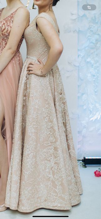 Випускне плаття бежевого кольору із блискітками