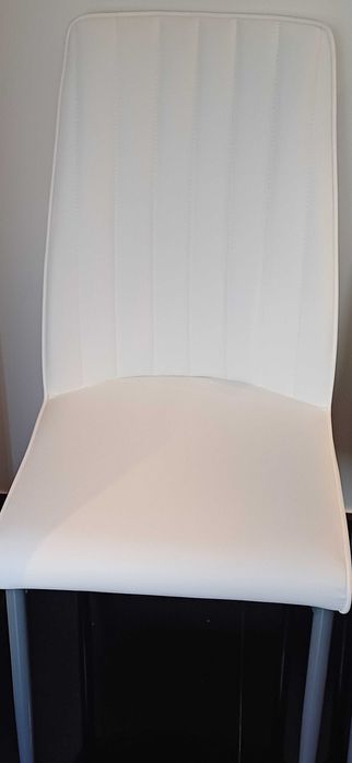 Vende-se 4 cadeiras brancas novas