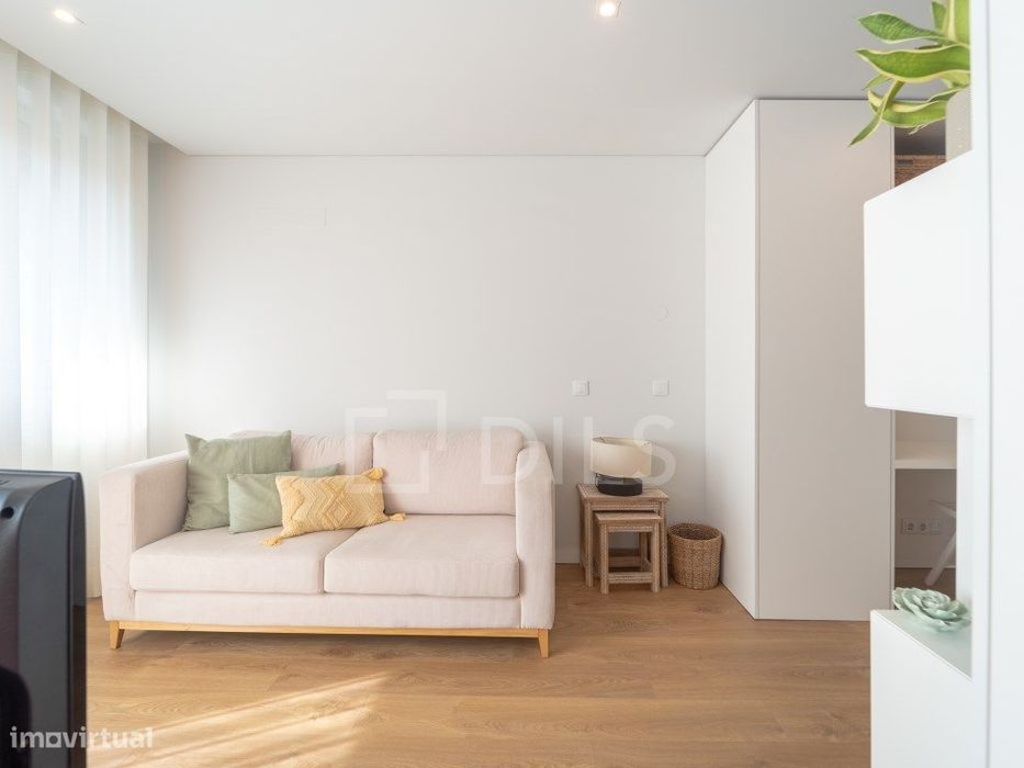 Apartamento T0 com varanda, garagem e arrumos em Matosinhos