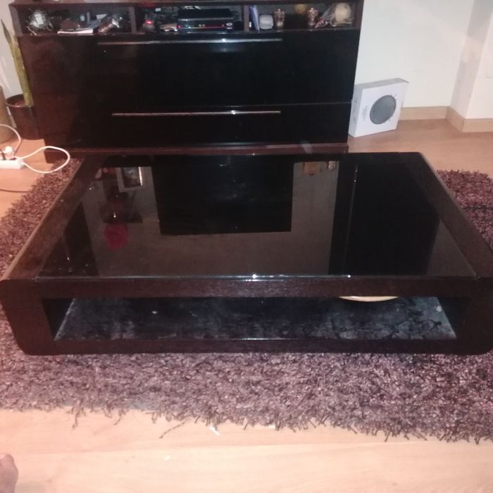 Mesa de centro em madeira maciça preta com tampo em vidro