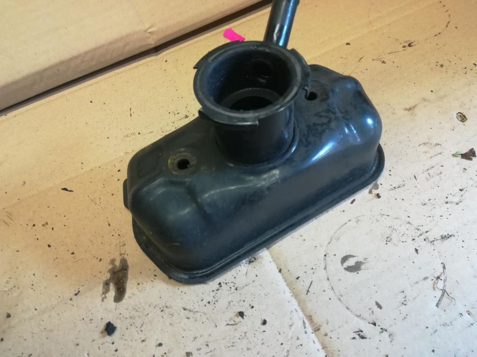 Fiat 126p obudowa pokrywa zaworów