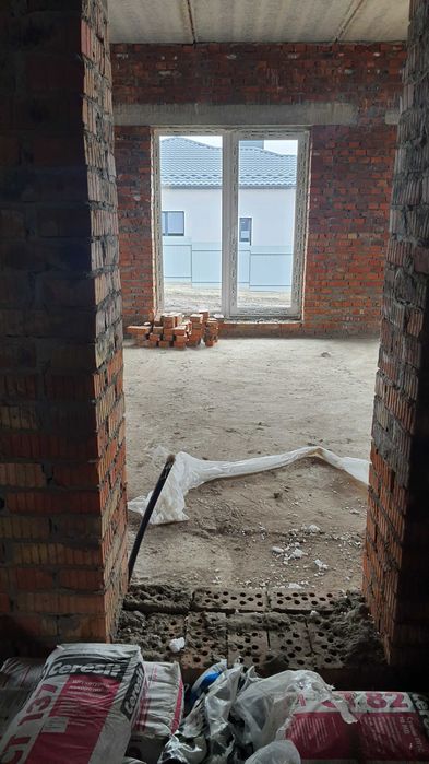 Будинок в сучасному та новому містечку з хорошим плануванням