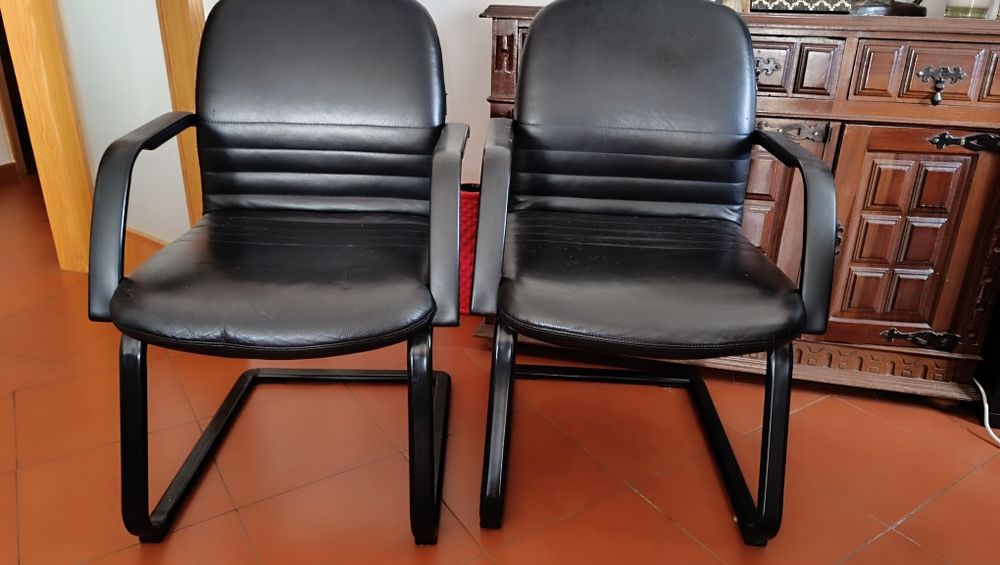 Mesa em Madeira massiça redonda  com 4 cadeiras em Pele